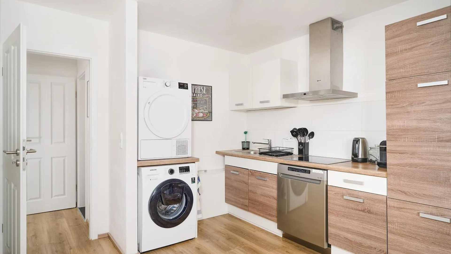 Gemuetliche Und Zentrale Dachwohnung Mit Parkplatz Und Netflix Lipsia 0*,  Germania