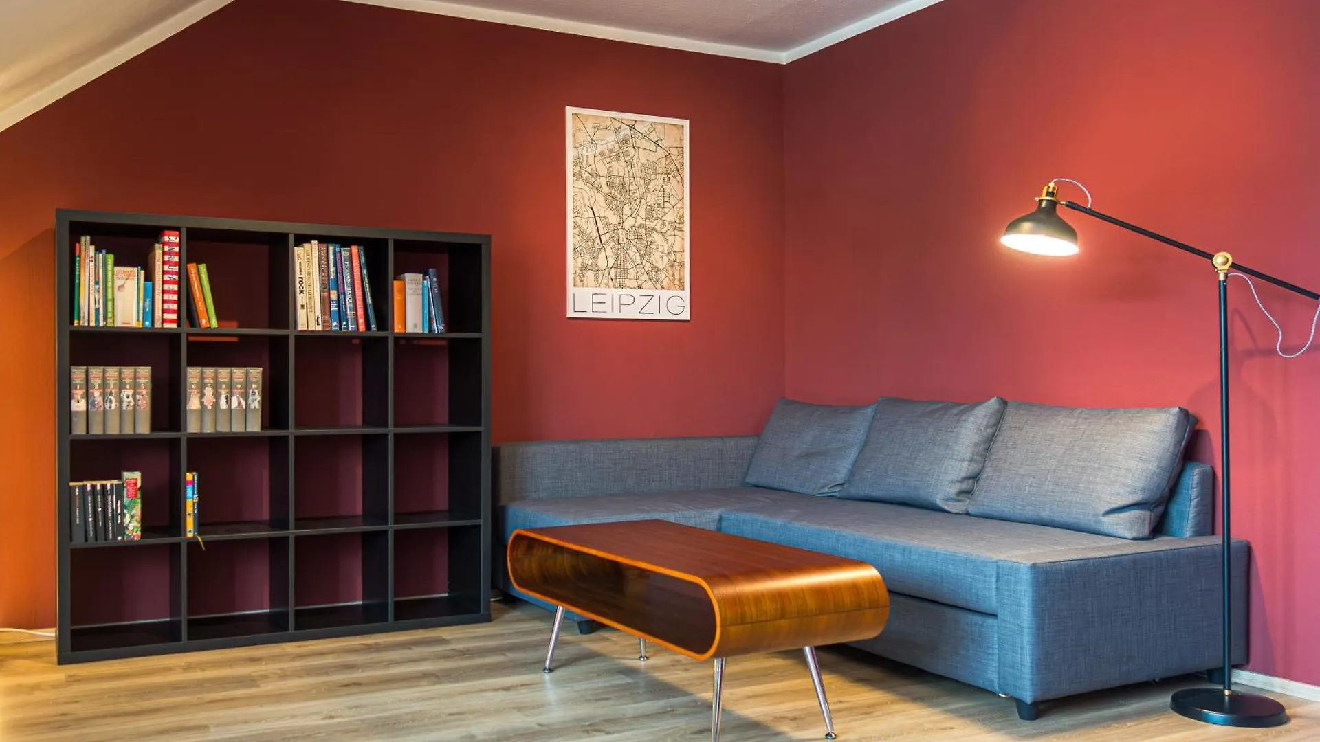 Gemuetliche Und Zentrale Dachwohnung Mit Parkplatz Und Netflix Lipsia 0*,  Germania